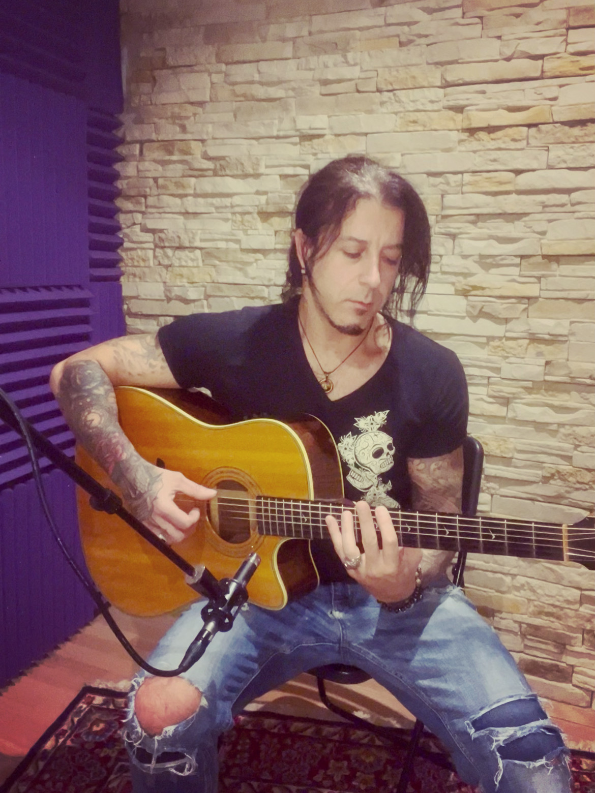 Sessione di chitarra acustica presso CETRA Productions