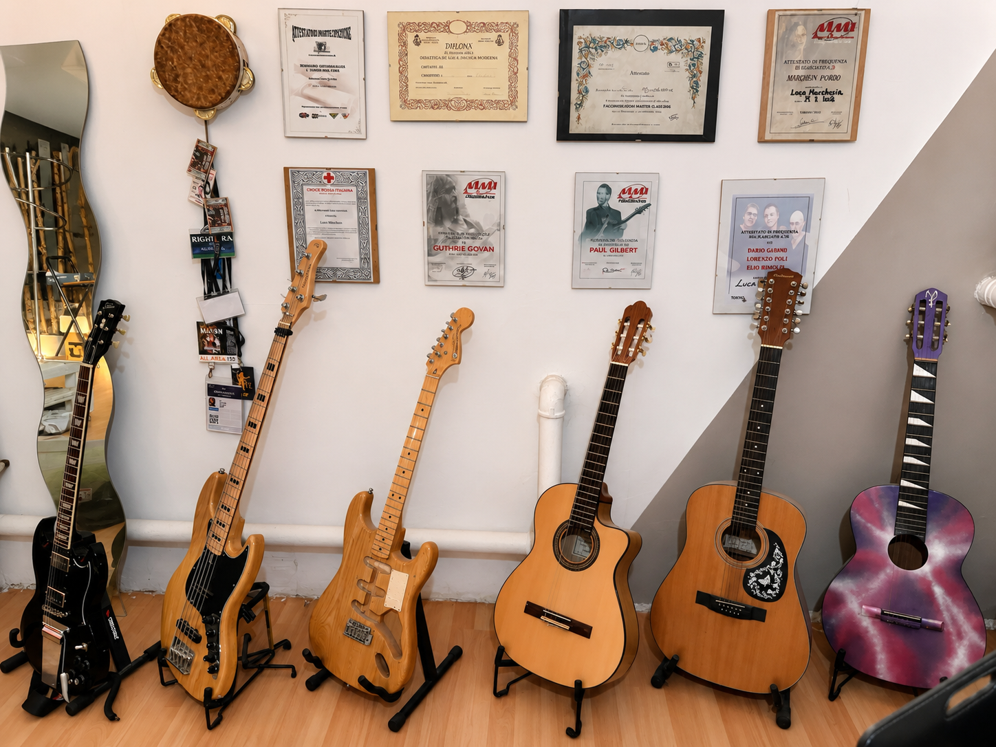 Collezione di strumenti presso CETRA Productions