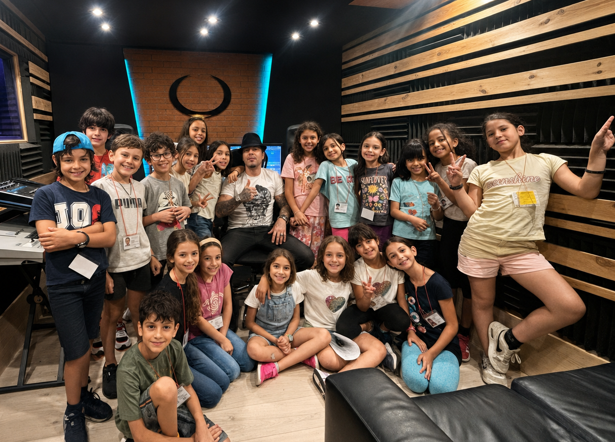 Gruppo di allievi del laboratorio Il mondo della musica nello studio CETRA