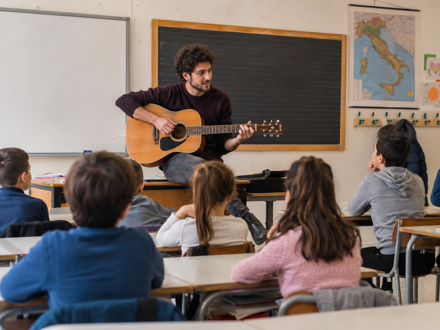 Lezione di musica in aula con insegnante e bambini